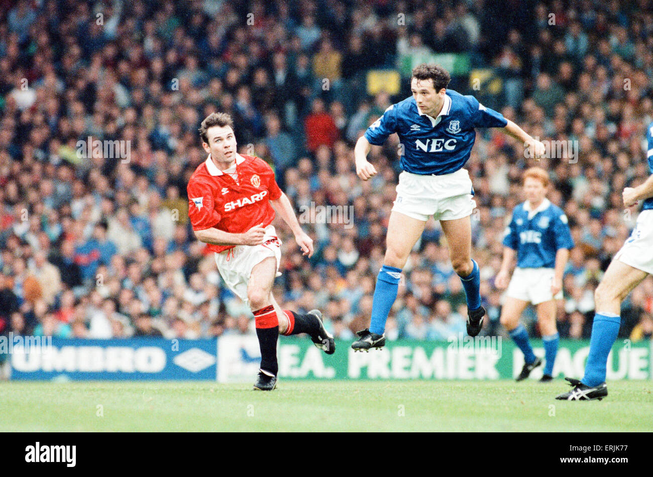 Everton 0-2 Manchester United, league a Goodison Park, sabato 12 settembre 1992. Brian McClair (sinistra) e Barry Horne. Foto Stock