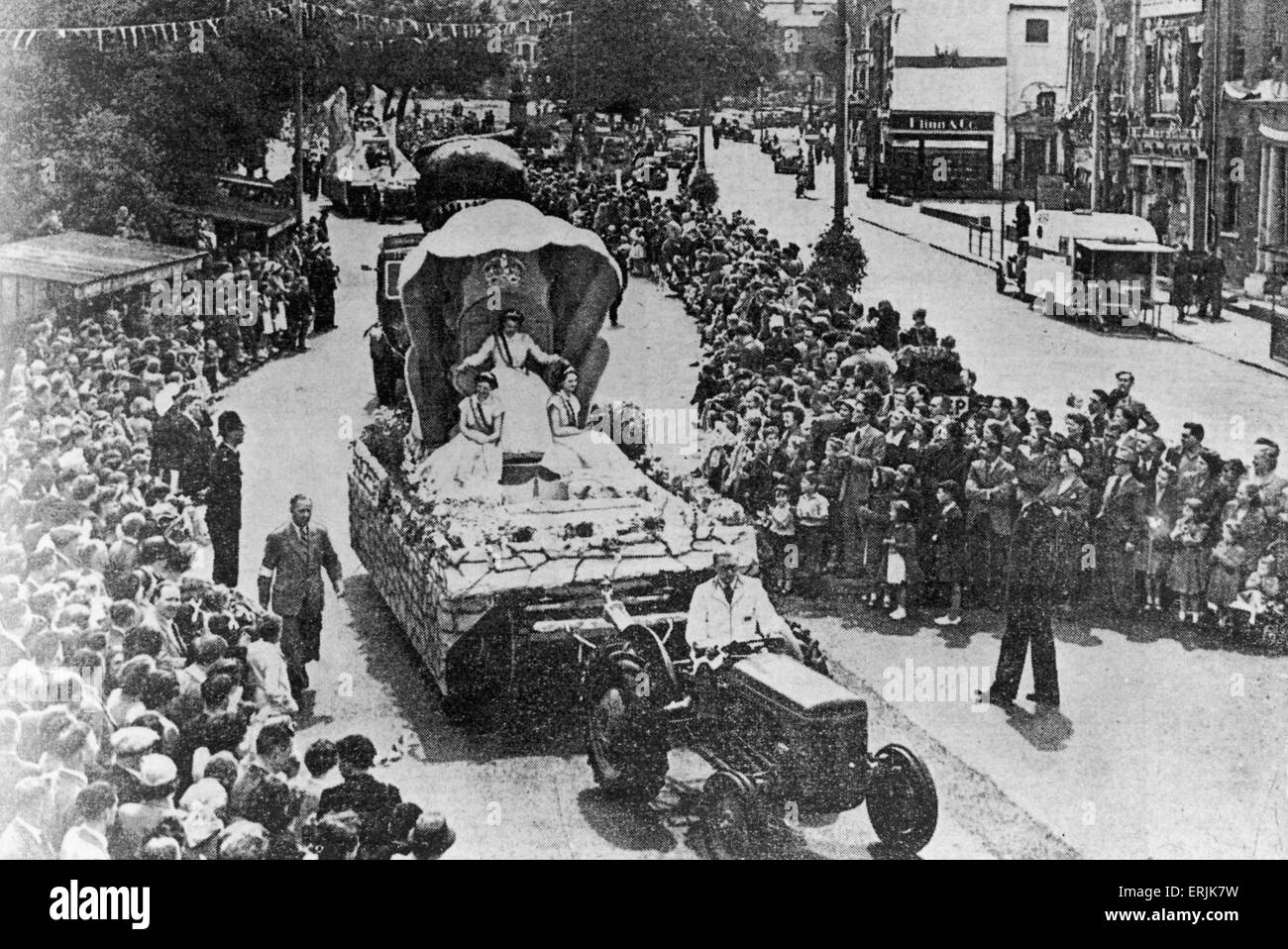 Coventry della incoronazione sfilata di carnevale con i principali tableau portante il carnevale Regina Miss gioia Stoney e il suo cameriere di onore in Warwick Road 1953 Foto Stock