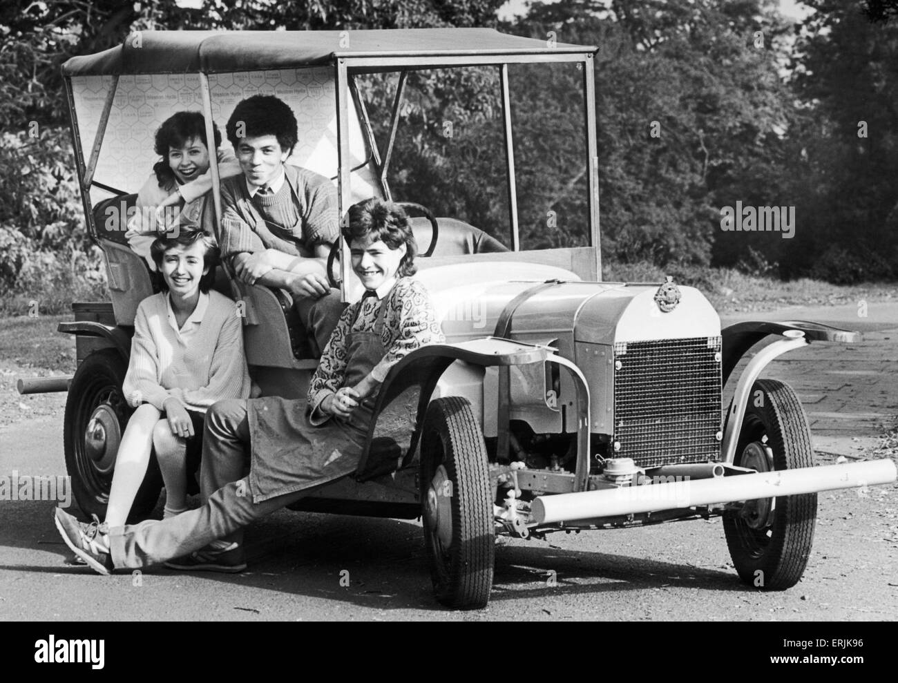 Whitley Abbey alunni (da sinistra a destra) Moria Mumford, Julie Loakes, Karl Smith e Brian McCauley con loro la loro auto Jenny. Gli studenti di una scuola di Coventry speranza che ruotando l'orologio indietro li aiuterà a vincere una macchina della concorrenza in futuro. 26 Settembre 1986 Foto Stock