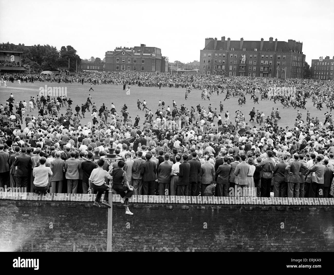 Inghilterra v Australia quinta prova corrisponde al ovale per le ceneri. La folla rush su il passo alla fine come si celebra l'Inghilterra del 1-0 vincere in serie. 19 agosto 1953. Foto Stock