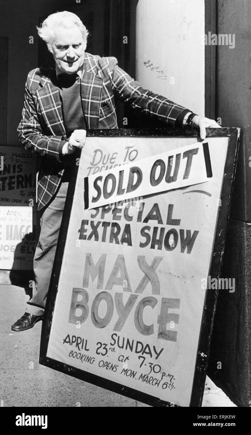 Theatre lavoratore Ted Grant pone il segno al di fuori del teatro di Coventry raccontando le cattive notizie per Max Boyce ventole, che i biglietti sono venduti fuori. 6 Marzo 1978 Foto Stock