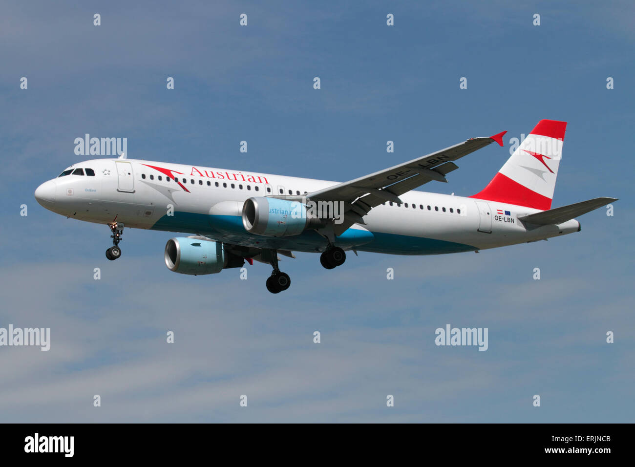 Austrian Airlines Airbus A320 aereo di linea sulla rotta di avvicinamento. Aviazione civile e commerciale viaggi dell'aria. Foto Stock