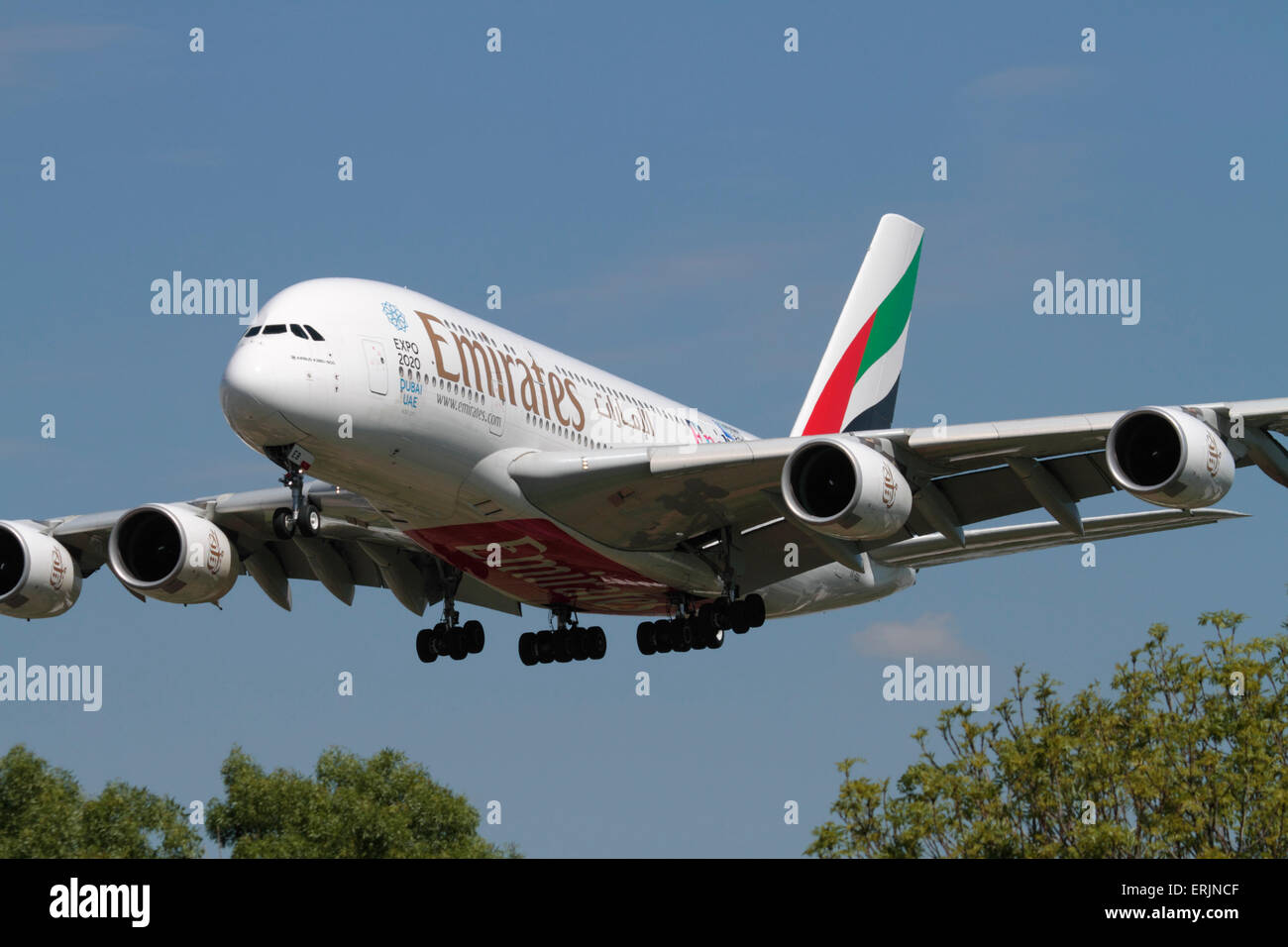 Emirates Airline Airbus A380 grande quattro-motore long haul aereo di linea sulla rotta di avvicinamento all'Aeroporto di Londra Heathrow. Vista frontale closeup. Foto Stock