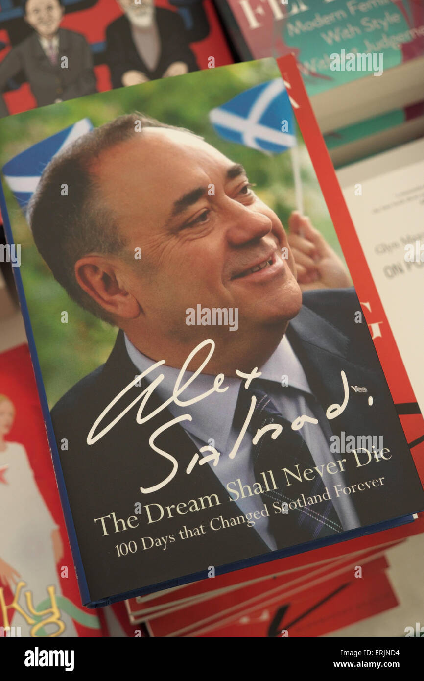 Alex Salmond libro pubblicato 2015 il sogno non morirà 100 giorni che ha cambiato per sempre la Scozia in vendita in un bookshop Foto Stock
