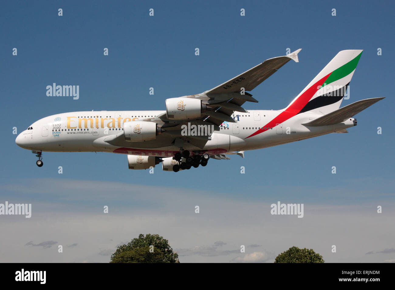 Emirates Airbus A380 di lungo raggio aereo di linea sulla rotta di avvicinamento a Londra Heathrow. Vista laterale. Foto Stock