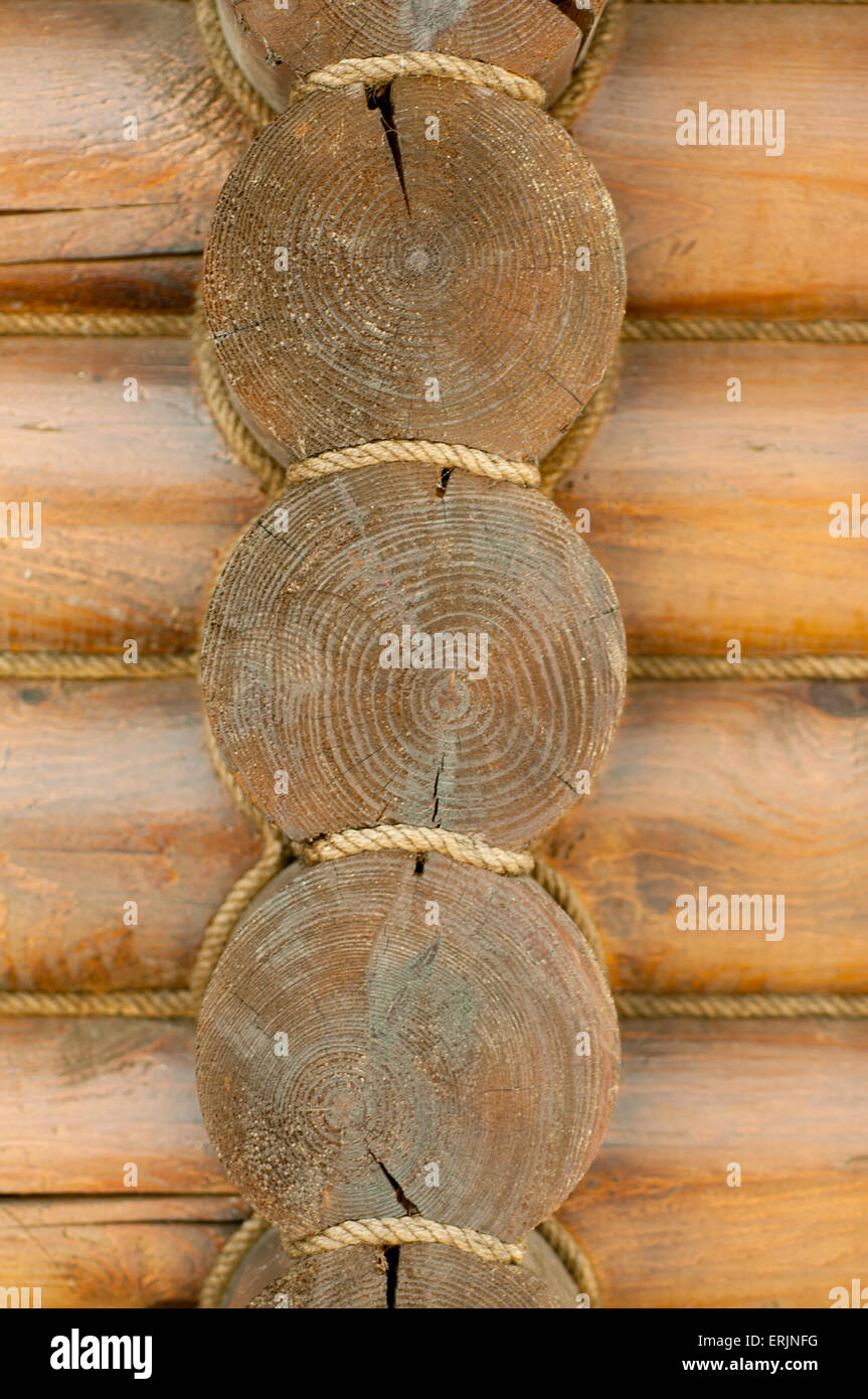 La parete da registri. La consistenza dei vecchi log. Angolo di close-up di muro Foto Stock