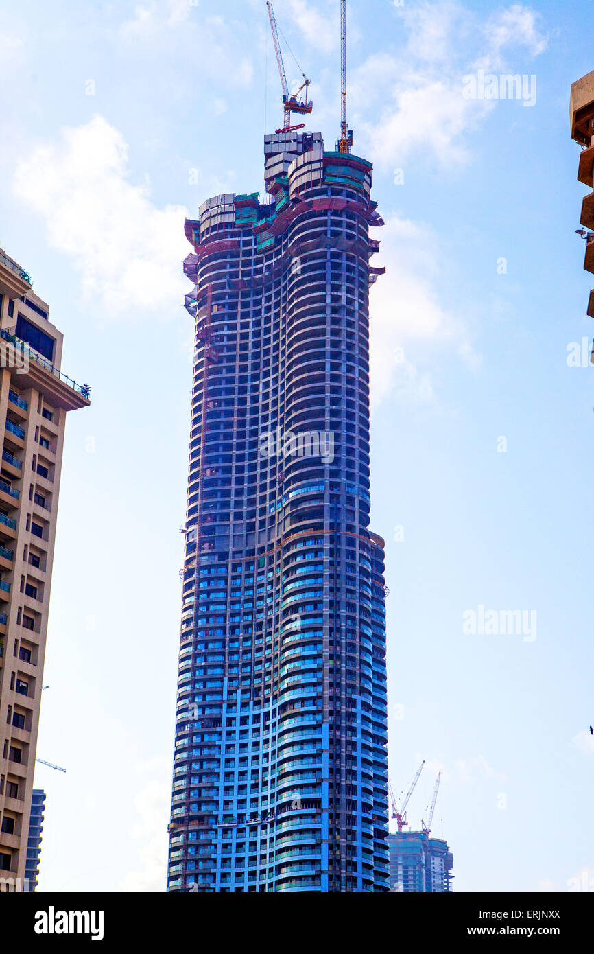 Mumbai, India. 28 Maggio, 2015. 28 Maggio 2015 - Mumbai - India.Costruzione in pieno svolgimento al mondo un complesso di torri a Lower Parel.World è un supertall grattacielo residenziale in costruzione in Mumbai, India. Esso si trova in Lower Parel entro Mumbai sul 7.1-ettaro (17,5-acro) defunta Shrinivas sito del mulino.Il progetto avrà un costo di ?20 miliardi (US$320 milioni) e dovrebbe essere completato nel 2016, diventando più alte del mondo torre residenziale.World un architetto è Pei Cobb liberato & Partners e il progettista è Leslie E. Robertson Associates. Appartamento prezzi in Foto Stock