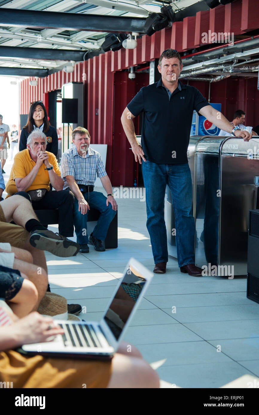 Milano, Italia. Il 3 giugno, 2015. Terza generazione di pit maestro Wayne Mueller discute a Expo 2015 circa la cultura, storia e una sede locale di barbecue in Stati Uniti, offre gustosi porzioni per i visitatori. La sua famiglia è giunto a barbecue, Louie Mueller Barbecue in Taylor, Texas, barbecue attrae appassionati da tutta l'America e in tutto il mondo. Credito: Sandro Tomada/Alamy Live News Foto Stock