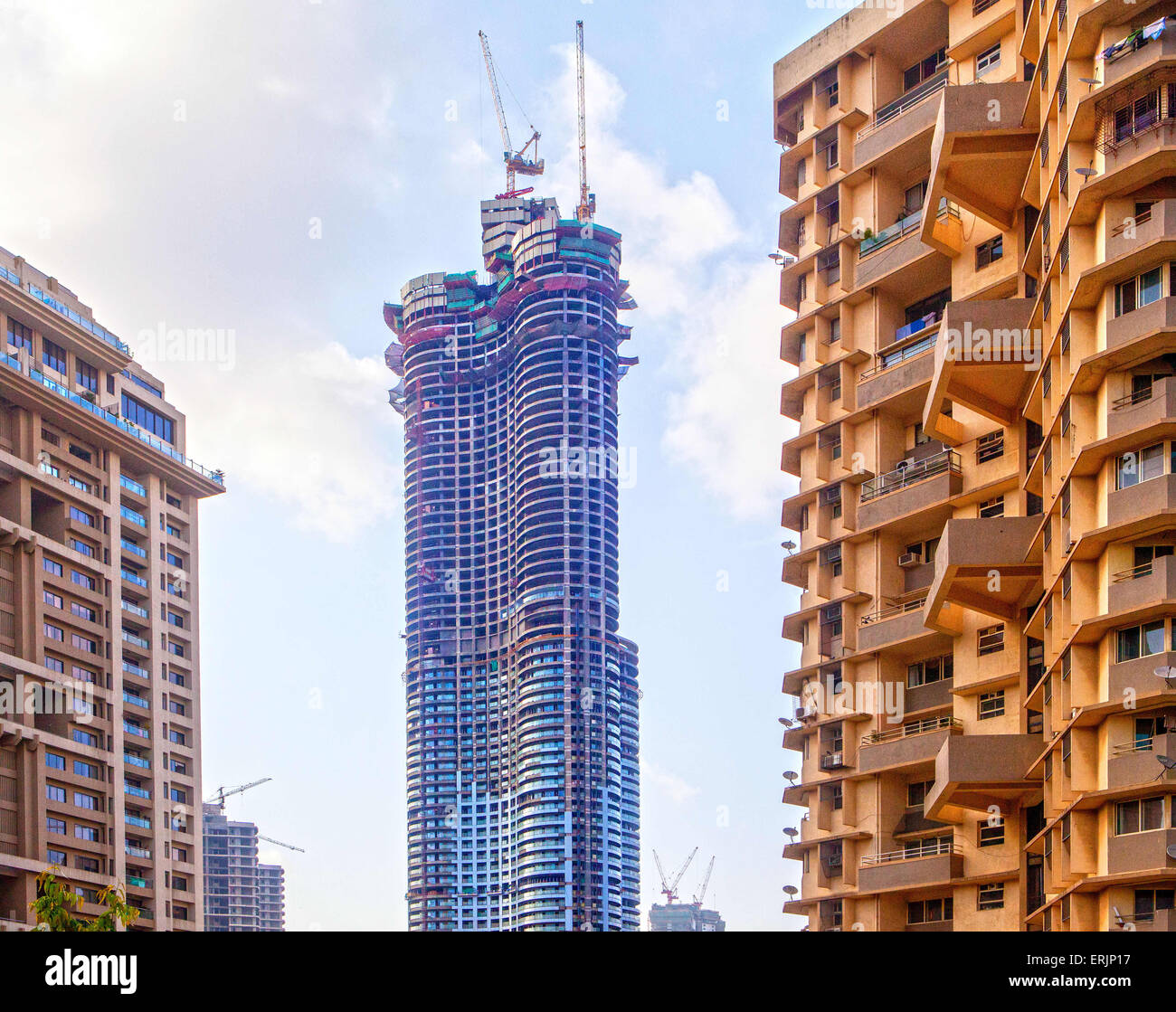 Mumbai, India. 28 Maggio, 2015. 28 Maggio 2015 - Mumbai - India.Costruzione in pieno svolgimento al mondo un complesso di torri a Lower Parel.World è un supertall grattacielo residenziale in costruzione in Mumbai, India. Esso si trova in Lower Parel entro Mumbai sul 7.1-ettaro (17,5-acro) defunta Shrinivas sito del mulino.Il progetto avrà un costo di ?20 miliardi (US$320 milioni) e dovrebbe essere completato nel 2016, diventando più alte del mondo torre residenziale.World un architetto è Pei Cobb liberato & Partners e il progettista è Leslie E. Robertson Associates. Appartamento prezzi in Foto Stock