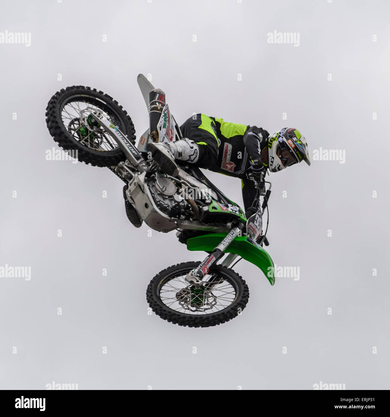 Premere photocall per "notte dei salti' su 02/06/2015 in O2 Arena, Londra. Il pilota australiano Steve Sommerfeld e pilota britannico Jamie Squibb eseguire il motocross freestyle jumps al lancio della manifestazione che si terrà a Londra in arena O2 il 5 settembre. L'evento celebra il suo quindicesimo anno aniversery come la più lunga freestyle motocross (FMX) evento in tutto il mondo nella foto: Jamie Squibb. Foto di Julie Edwards Foto Stock