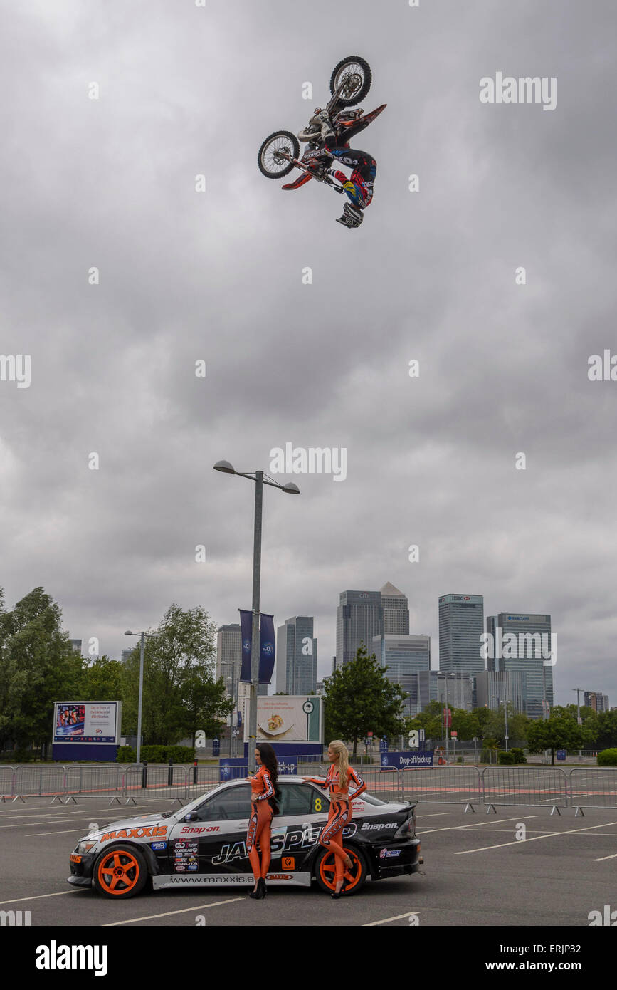 Premere photocall per "notte dei salti' su 02/06/2015 in O2 Arena, Londra. Il pilota australiano Steve Sommerfeld e pilota britannico Jamie Squibb eseguire il motocross freestyle jumps al lancio della manifestazione che si terrà a Londra in arena O2 il 5 settembre. L'evento celebra il suo quindicesimo anno aniversery come la più lunga freestyle motocross (FMX) evento in tutto il mondo. Foto di Julie Edwards Foto Stock