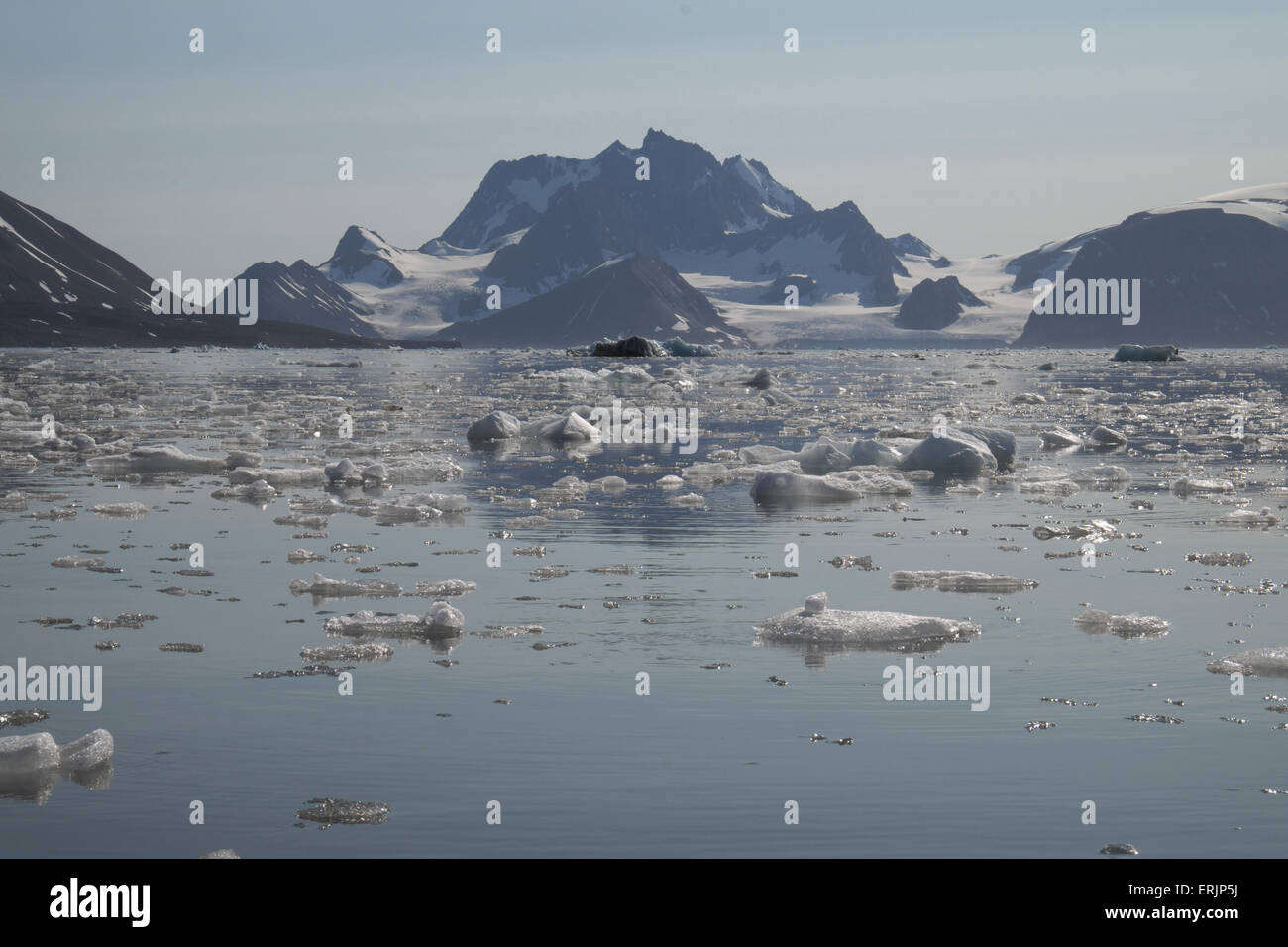 Hornsundtind visto su pacco di fusione del ghiaccio, burgerbukta, hornudsund, spitzbergen, Svalbard. Foto Stock