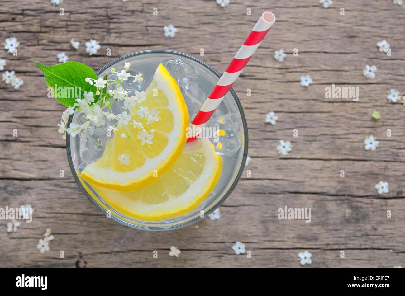 Il sambuco limonata con ghiaccio sul vecchio tavolo legno Foto Stock