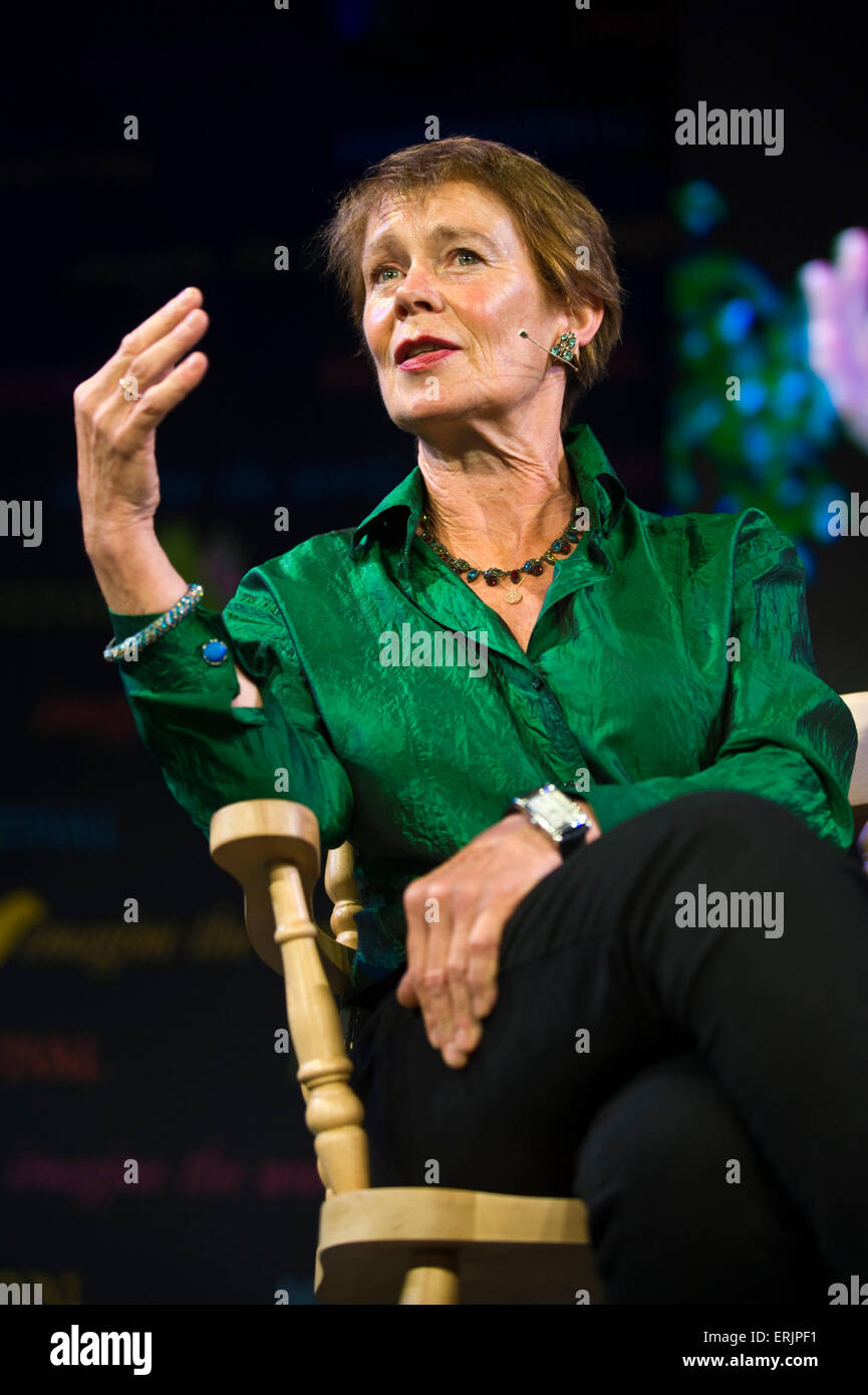 Celia Imrie autore & attrice parlando sul palco a Hay Festival 2015 Foto Stock