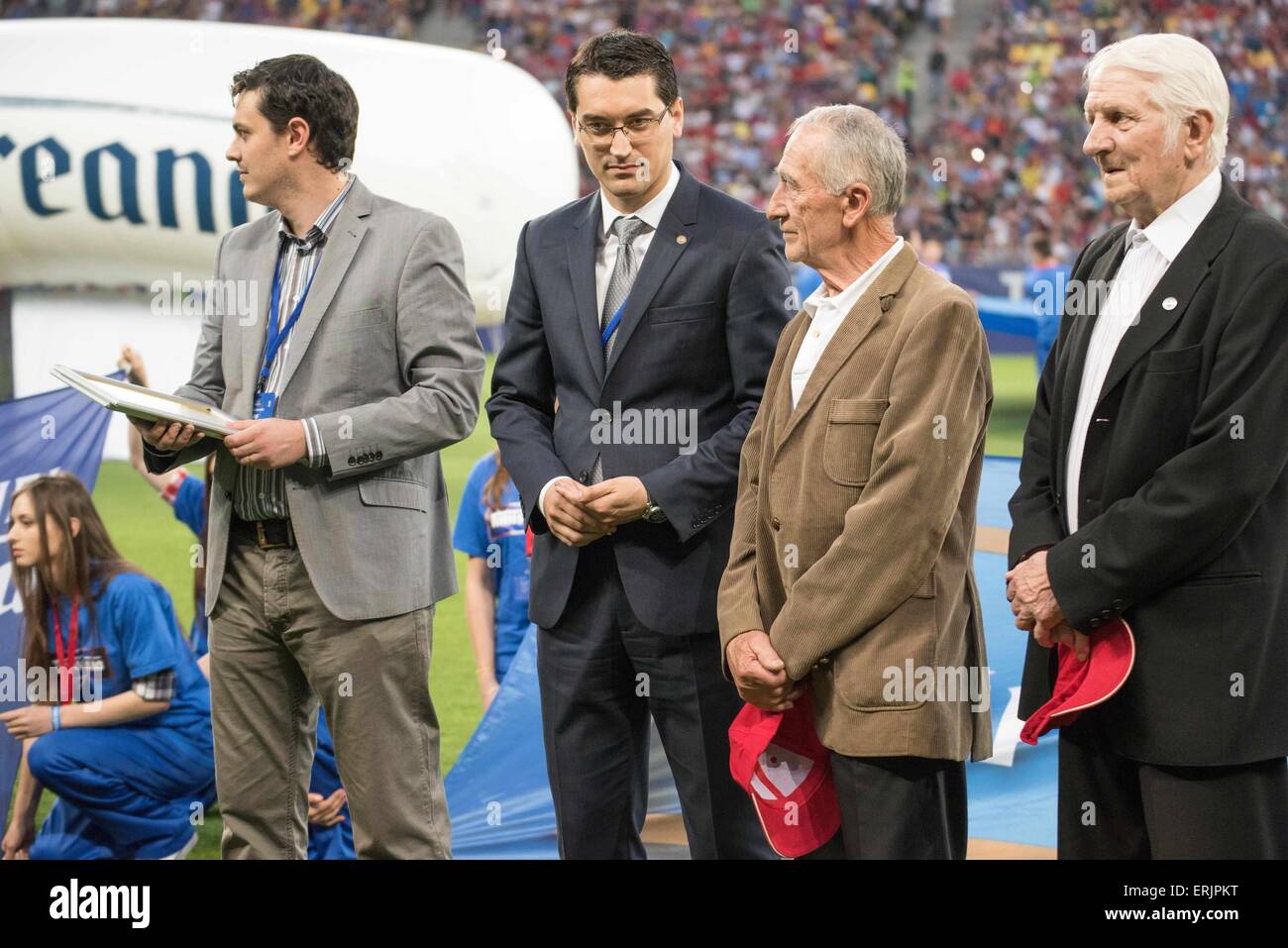 National Arena, Bucarest, Romania ROU. 31 Maggio, 2015. Razvan Burleanu (secondo da sinistra), il presidente del calcio rumeno federazione con due veterani di calcio all'inizio della Cupa Romaniei Timisoreana 2014-2015 finali (Romania Cup Timisoreana finali) Gioco tra FC Universitatea Cluj ROU e FC Steaua Bucharest ROU a livello nazionale Arena, Bucarest, Romania ROU. Foto: Catalin Soare © csm/Alamy Live News Foto Stock