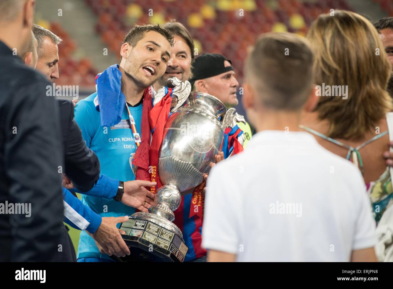 31 maggio 2015: Guilherme Sitya #16 di FCSB t alla fine della Cupa Romaniei Timisoreana 2014-2015 finali (Romania Cup Timisoreana finali) Gioco tra FC Universitatea Cluj ROU e FC Steaua Bucharest ROU a livello nazionale Arena, Bucarest, Romania ROU. Foto: Catalin Soare Foto Stock