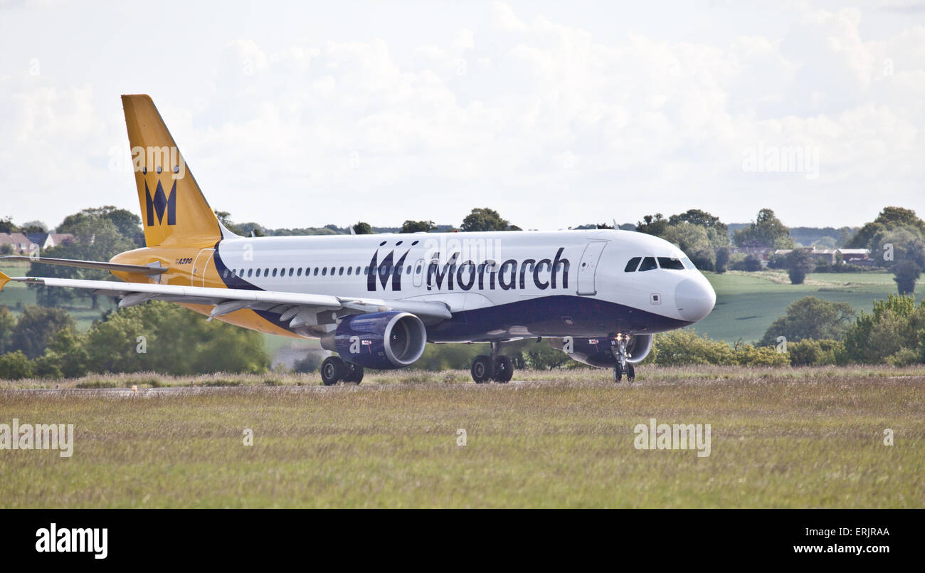 La Monarch Airlines Airbus A320 G-ZBAR in rullaggio a aeroporto London-Luton LTN Foto Stock