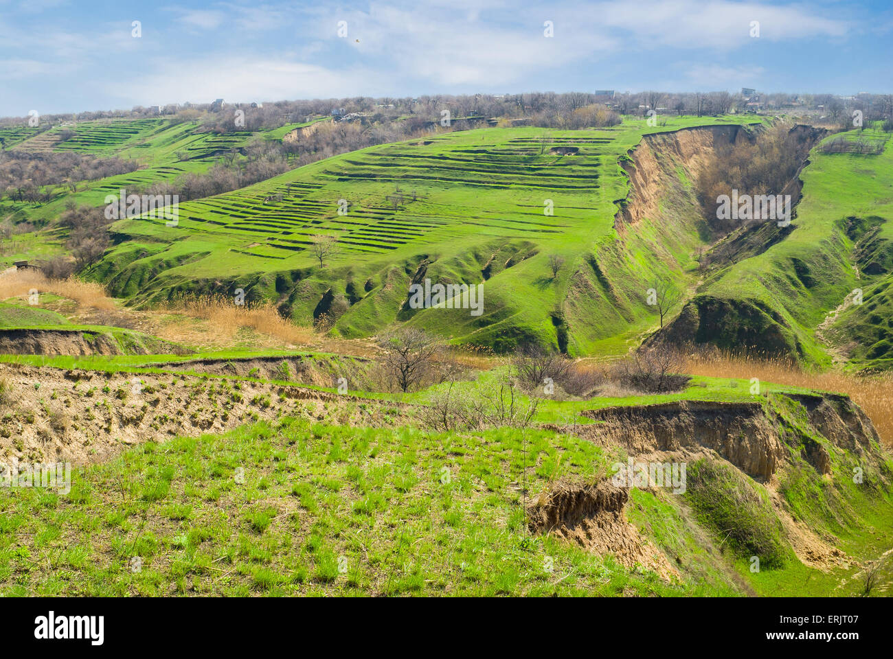 Inizio della primavera paesaggio con erosione del suolo in Ucraina. Foto Stock