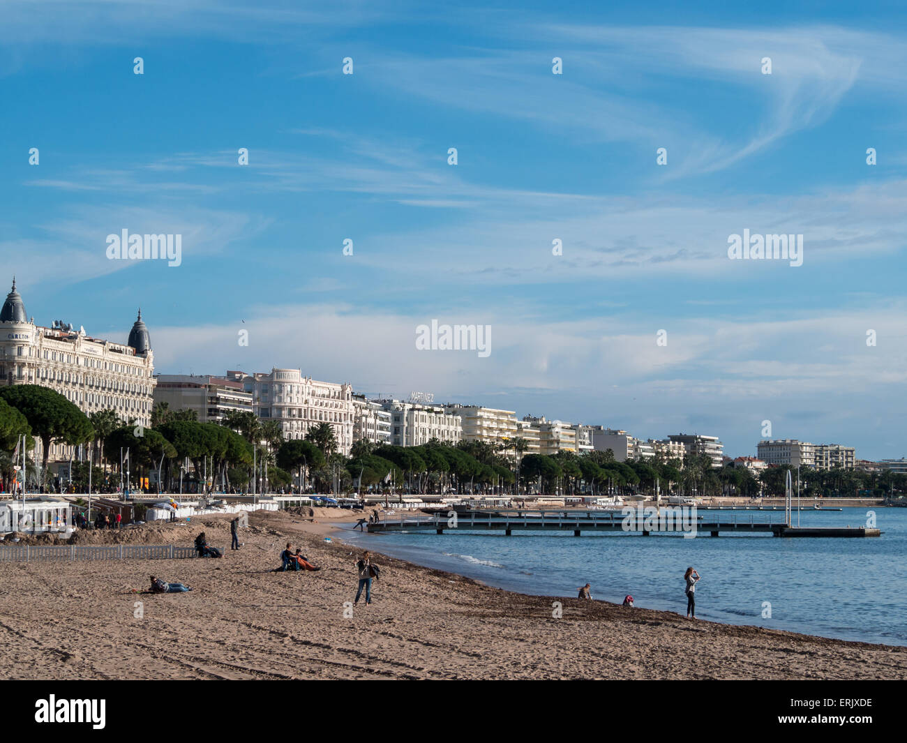 Persone a Cannes spiaggia di fronte al Boulevard de la Croisette Foto Stock