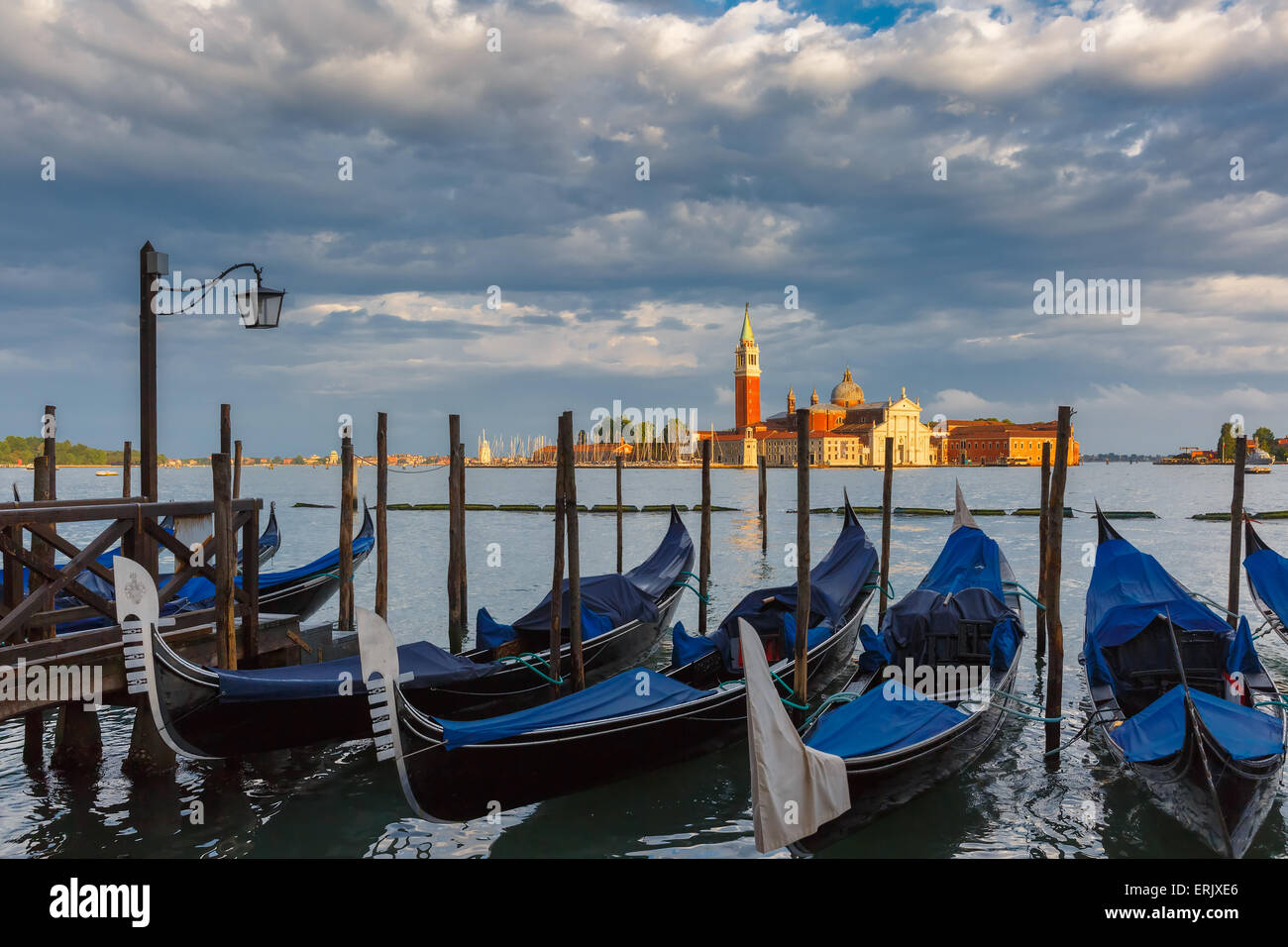 Gondole in laguna di Venezia dopo la tempesta, Italia Foto Stock