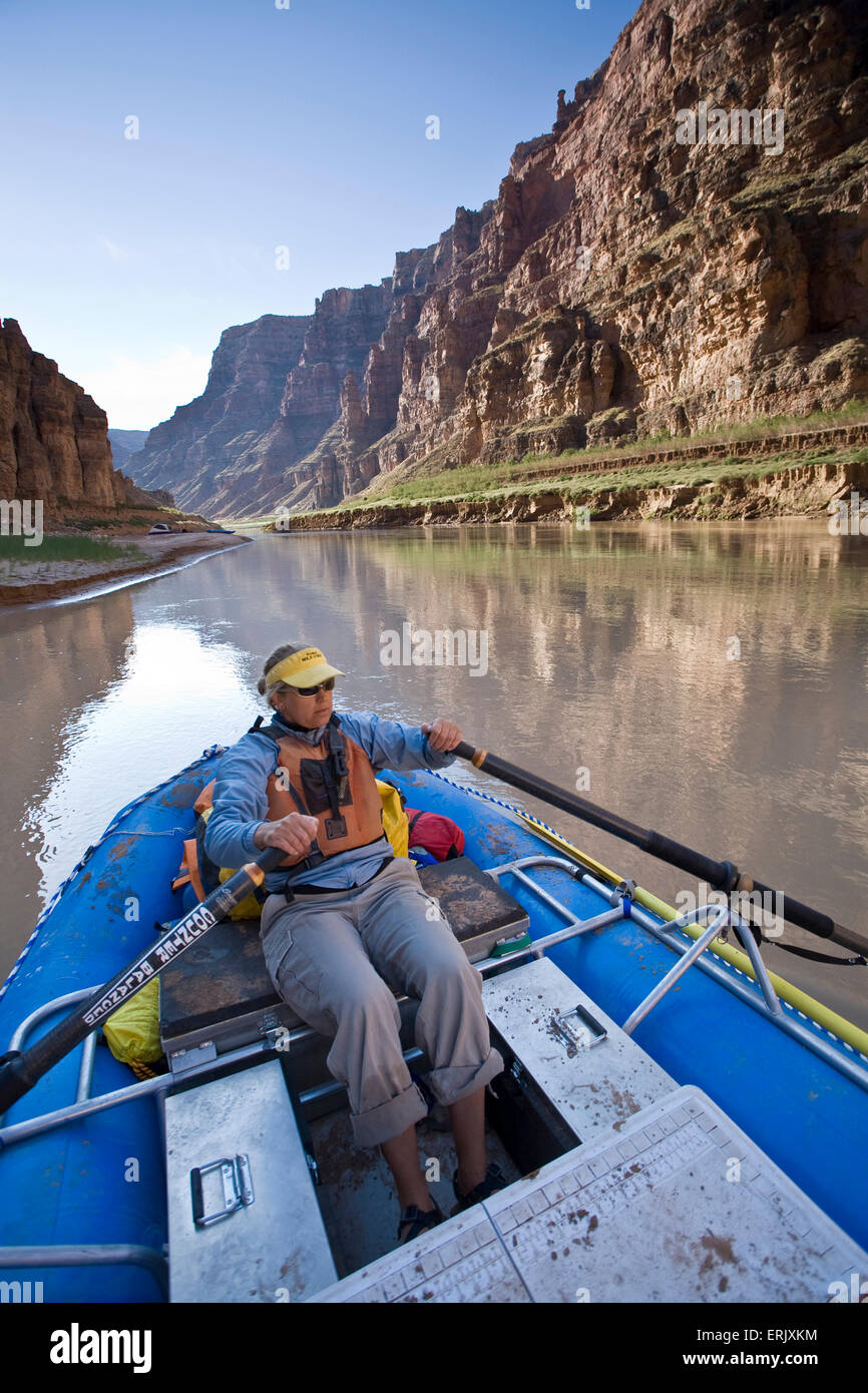 Una donna di canottaggio un gonfiabile in zattera sul fiume Colorado, Utah. Foto Stock