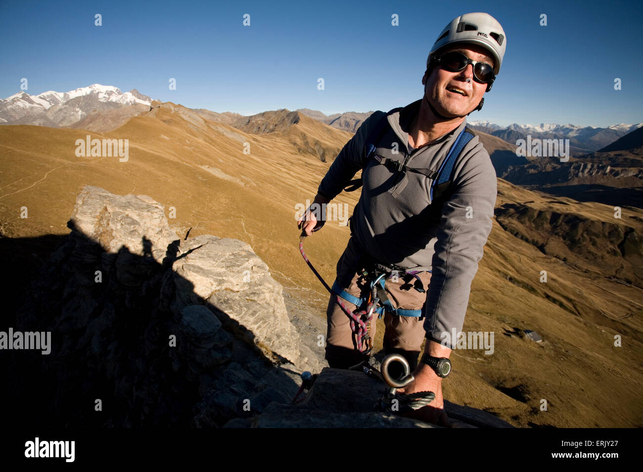 Un uomo impegnandosi nello sport della Via Ferrata nelle Alpi francesi. Foto Stock