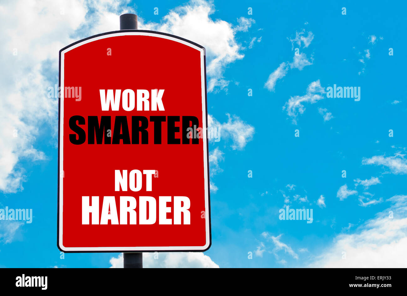 Lavorare in modo più intelligente non più difficoltoso motivazionali di preventivo scritto su Red road sign isolate su cielo azzurro sfondo Foto Stock