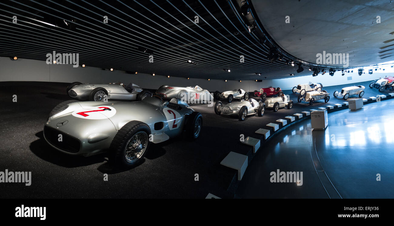 Racing Cars da Mercedes a Mercedes Benz Museum di Stoccarda Germania Foto Stock