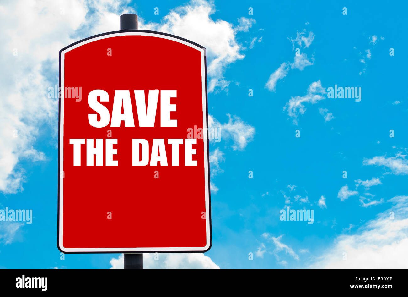 Salvare la data del preventivo motivazionale scritto su Red road sign isolate su cielo blu chiaro dello sfondo. Concetto di immagine con copia disponibile spazio Foto Stock