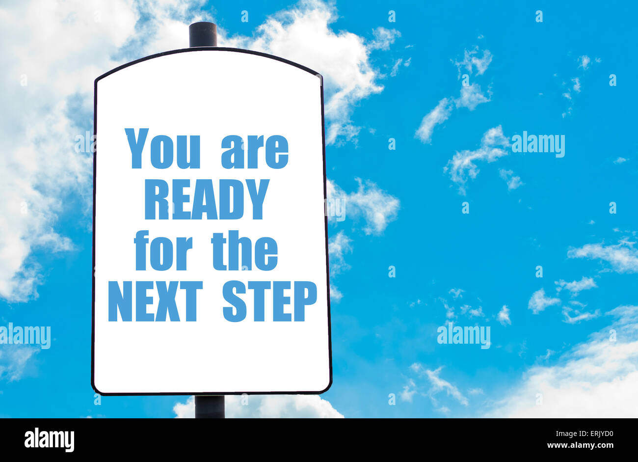 Siete pronti per la prossima fase di preventivo motivazionale scritto sul cartello bianco isolate su cielo blu chiaro dello sfondo. Concetto Foto Stock