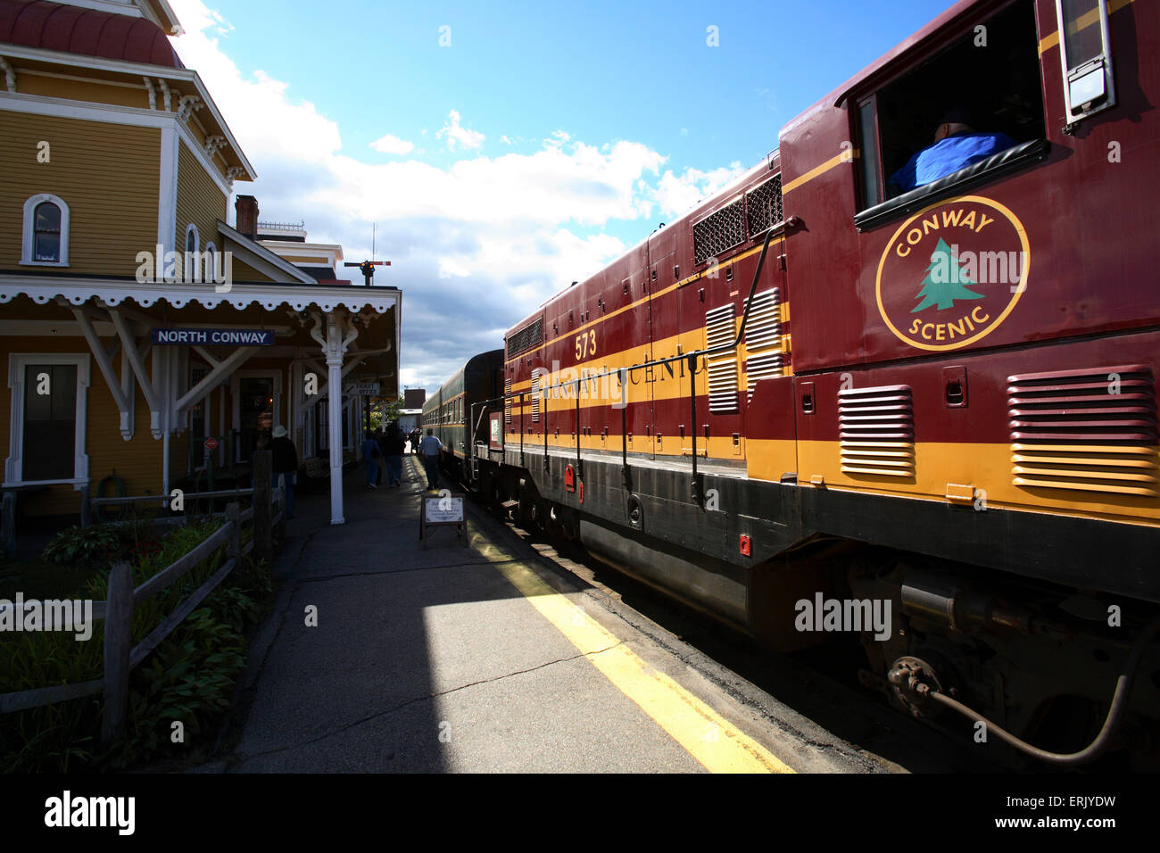 Il North Conway Scenic Railroad si prepara a discostarsi dalla stazione nel centro di North Conway NH Foto Stock