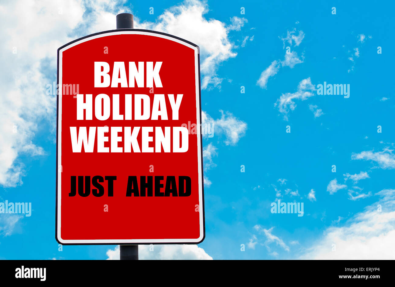 Bank Holiday Weekend appena avanti motivazionali di preventivo scritto su Red road sign isolate su cielo blu chiaro dello sfondo. Concetto di immagine con copia disponibile spazio Foto Stock