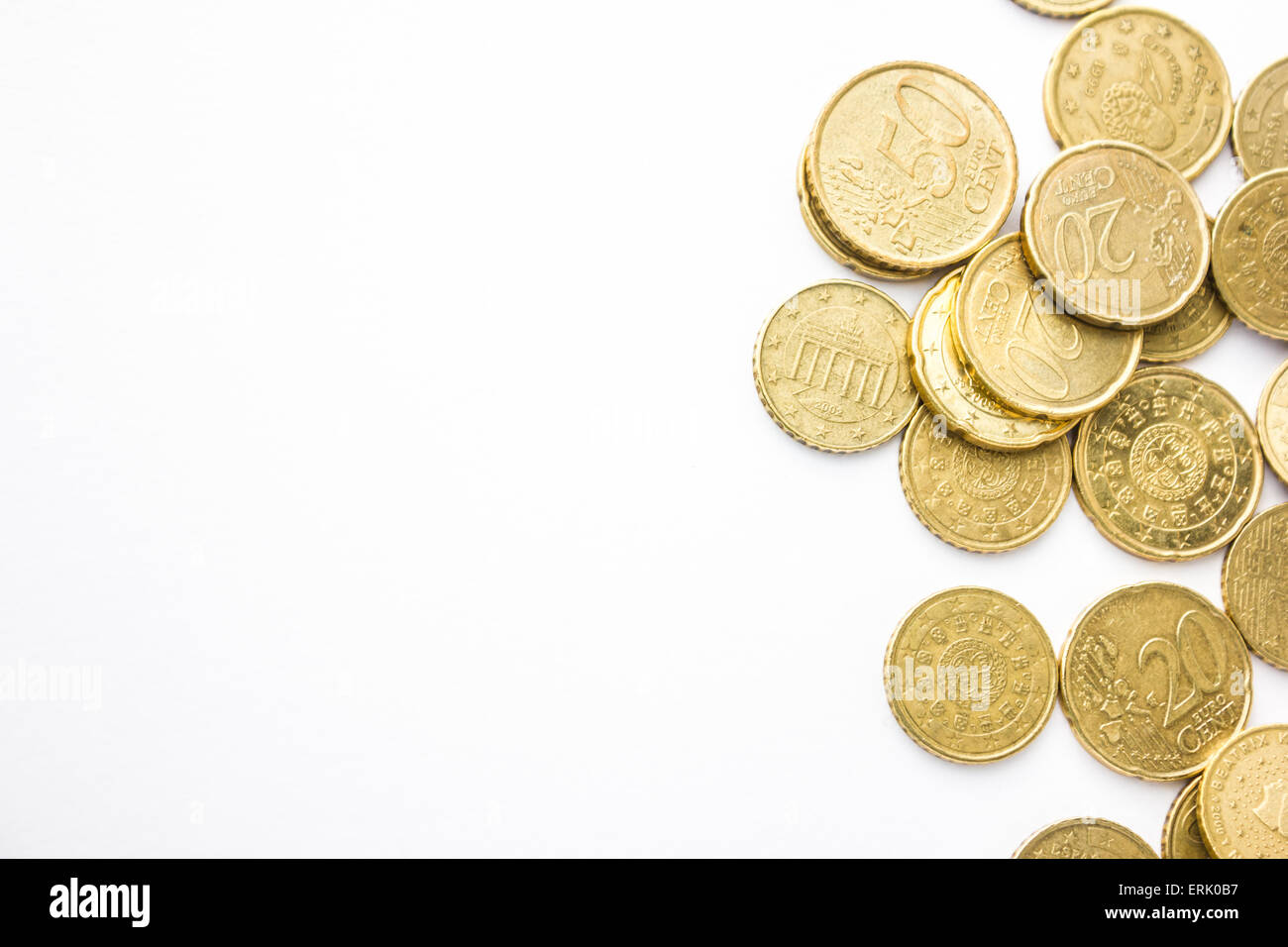 Pila di European golden monete in uno sfondo bianco. Foto Stock