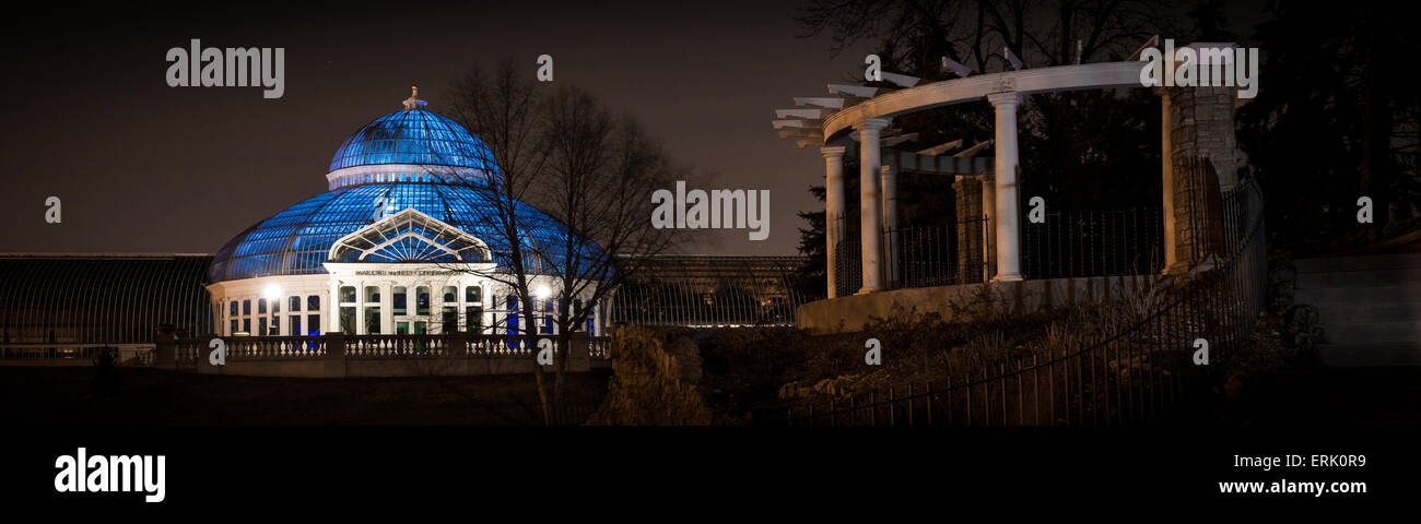 Il Marjorie McNeely conservatorio e frog pond. La cupola di Palm è stato illuminato in blu su 2 aprile per mondo autismo Giornata di sensibilizzazione. Il co Foto Stock