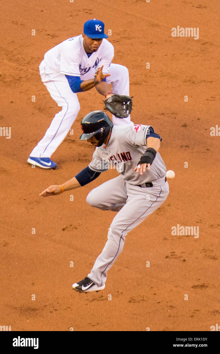 Kansas, Stati Uniti d'America. Il 3 giugno, 2015. Giugno 03, 2015: Mike Aviles #4 dei Cleveland Indians evita di essere colpito come Alcides Escobar #2 dei Kansas City Royals si prepara a raccogliere la sfera nella terza inning durante la MLB gioco tra il Cleveland Indians e il Kansas City Royals presso Kauffman Stadium di Kansas City MO Credito: Cal Sport Media/Alamy Live News Foto Stock