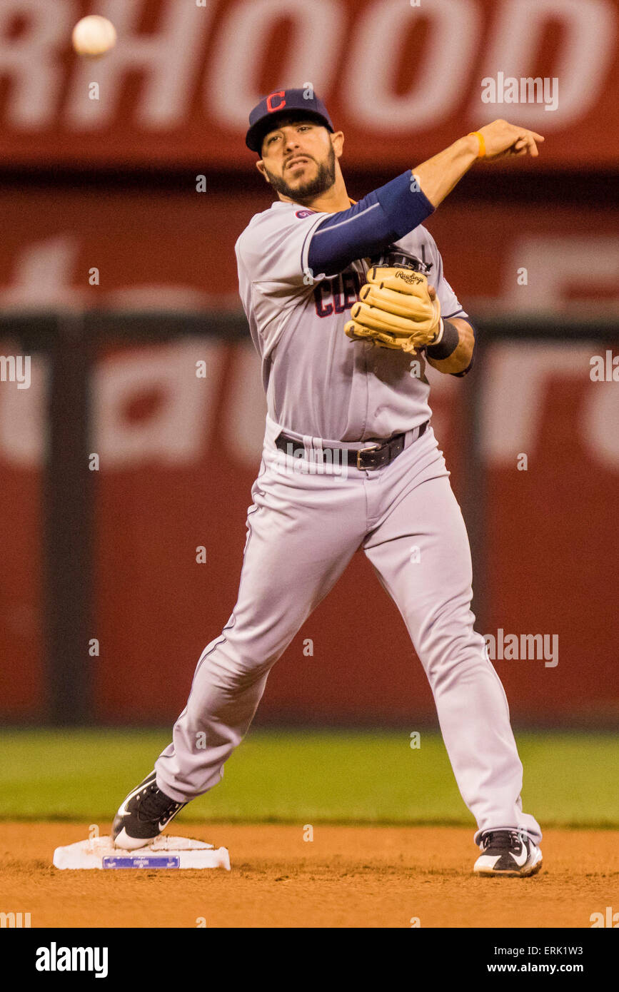 Kansas, Stati Uniti d'America. Il 3 giugno, 2015. Giugno 03, 2015: Mike Aviles #4 dei Cleveland Indians getta indietro al primo nell'ottavo inning durante la MLB gioco tra il Cleveland Indians e il Kansas City Royals presso Kauffman Stadium di Kansas City MO Credito: Cal Sport Media/Alamy Live News Foto Stock