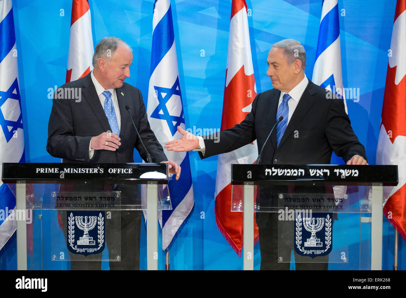 Gerusalemme. Il 3 giugno, 2015. Il Primo Ministro israeliano Benjamin Netanyahu (R) si riunisce con la visita Ministro degli esteri canadese Robert Nicholson in Gerusalemme, il 3 giugno 2015. © JINI/piscina/Emil Salman/Xinhua/Alamy Live News Foto Stock