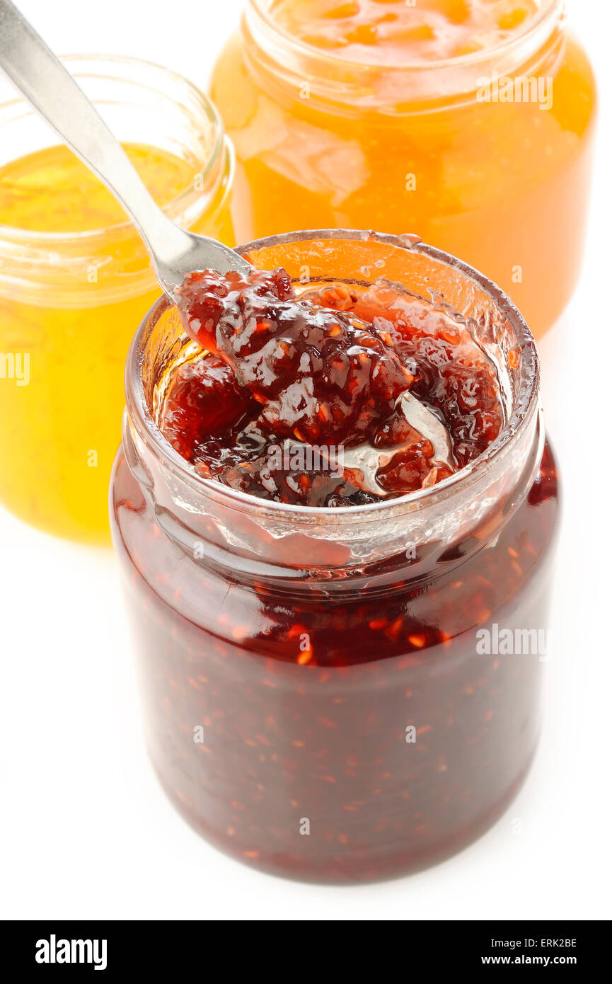Vasetti di confettura di frutti su sfondo bianco Foto Stock