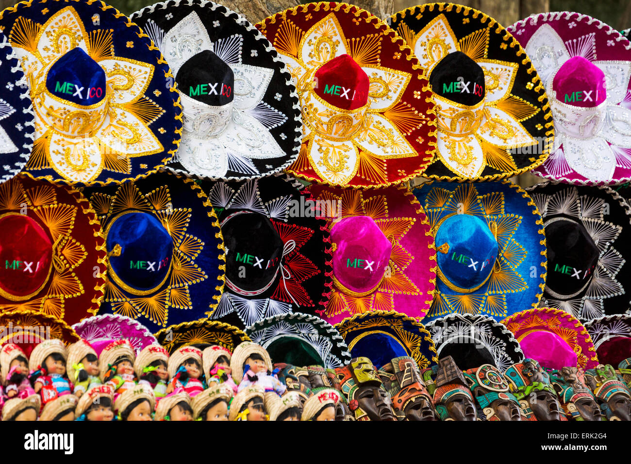 Colorate sombreros messicani, maschere Maya e bambole messicano sul display; Chichen Itza, Yucatan, Messico Foto Stock