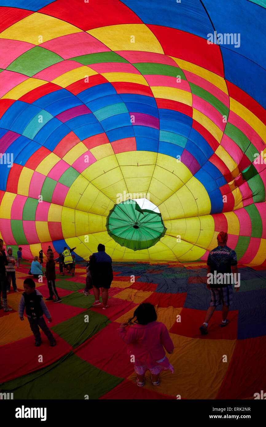 All'interno di una mongolfiera, Mongolfiere sopra Festival Waikato, Lago Rotoroa, Hamilton, Waikato, Isola del nord, Nuova Zelanda Foto Stock