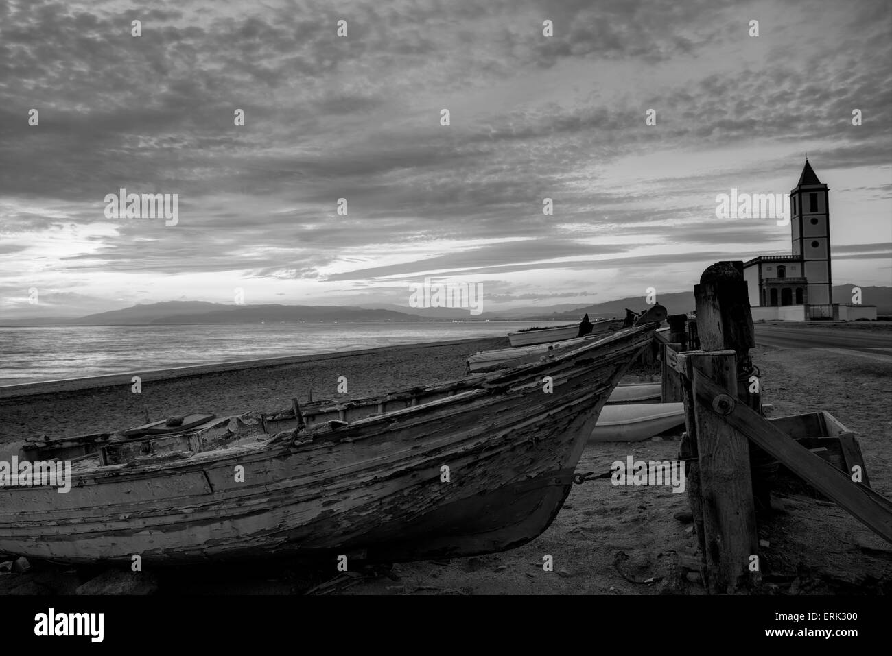 Cabo de Gata Almeria a San Miguel e spiaggia di Salinas chiesa con barche a filamento al tramonto Foto Stock