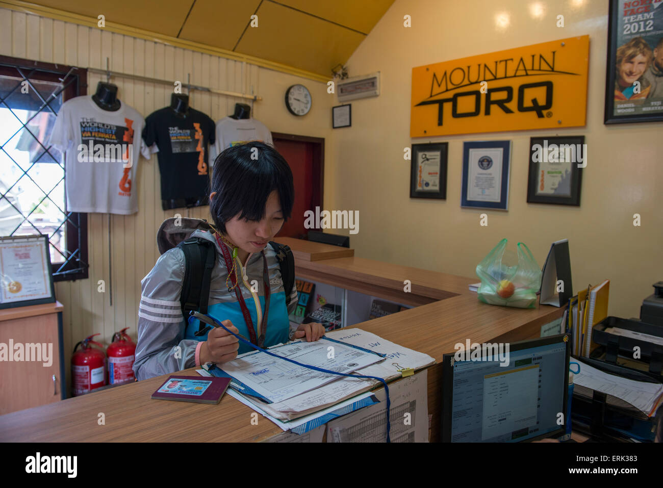 Ragazza dei registri a contatore, Mount Kinabalu, Sabah Borneo, Malaysia Foto Stock