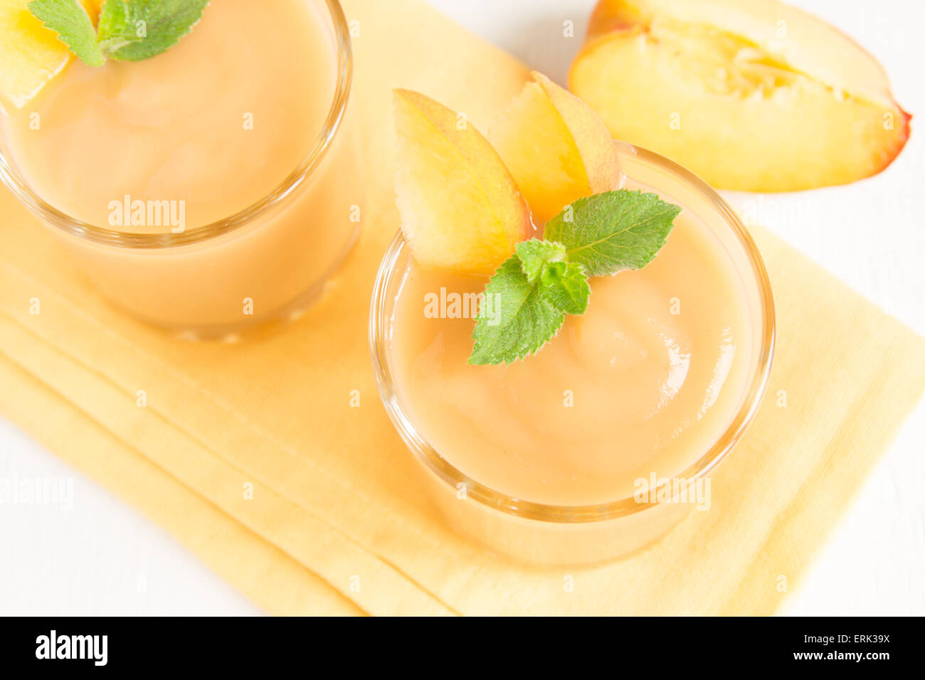 Frullato di pesche dessert con menta su igienico, vista dall'alto Foto Stock