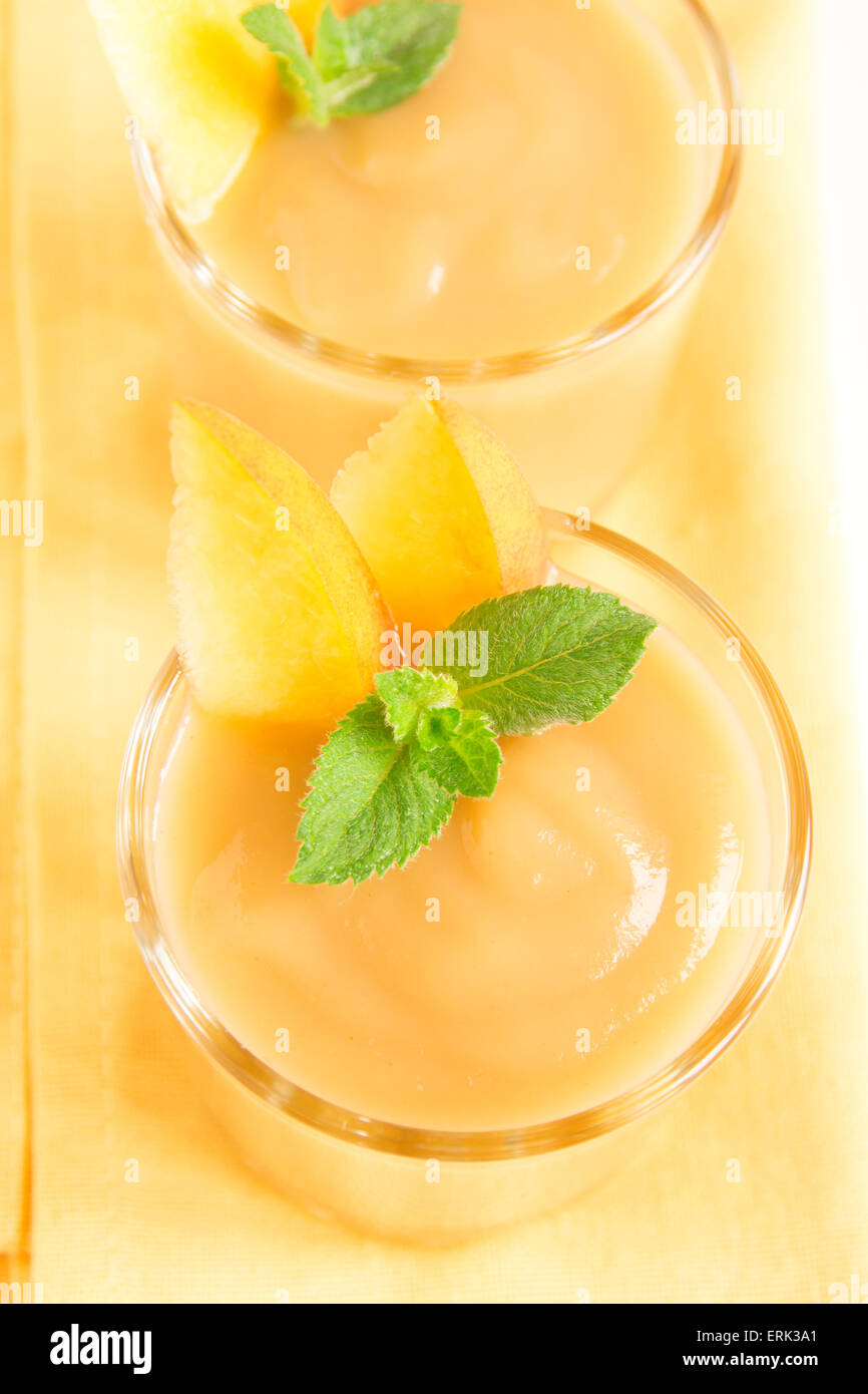 Frullato di pesche dessert con menta su igienico, vista dall'alto Foto Stock