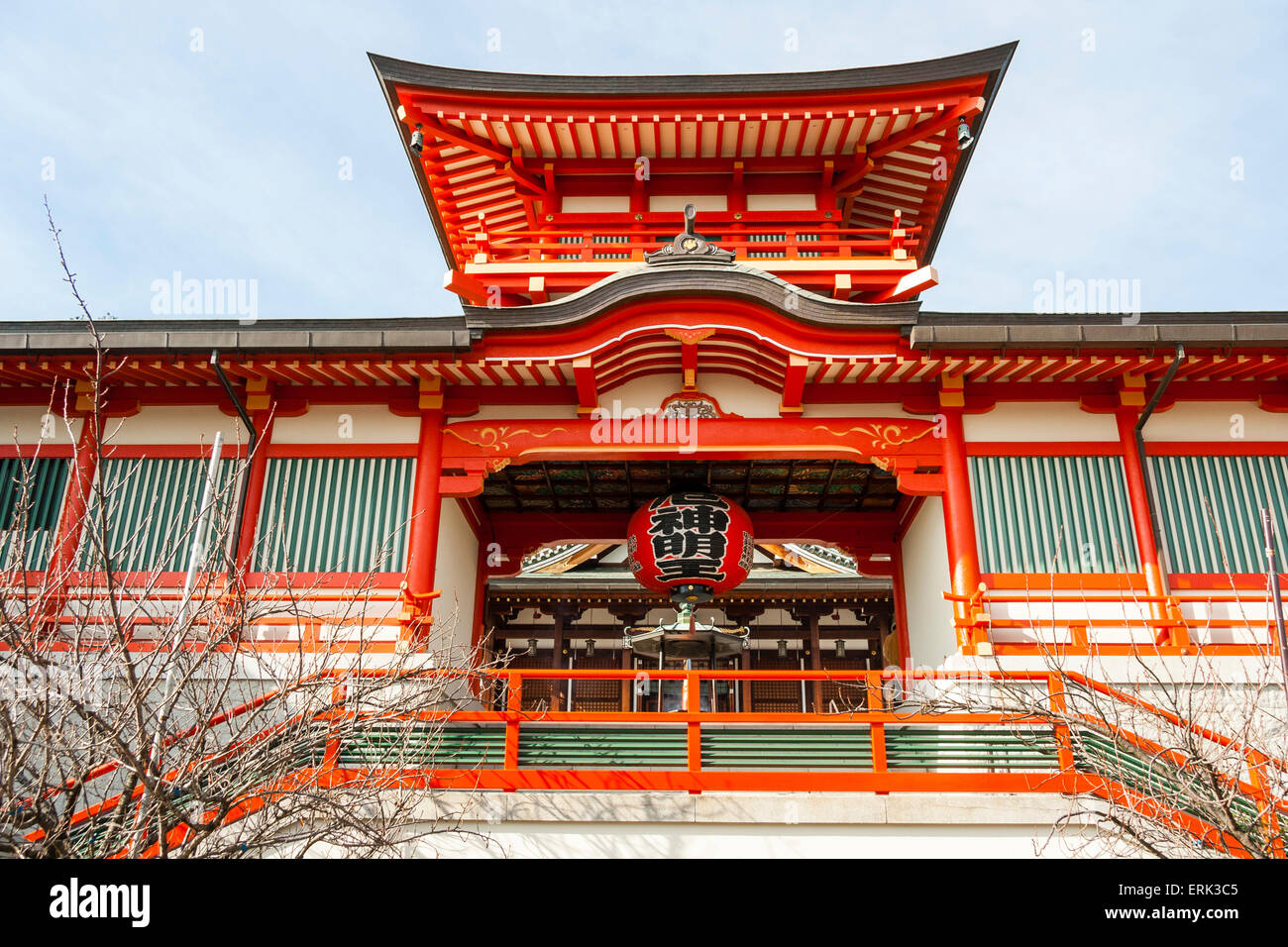 Il Tempio di mondo Yakujin in Giappone. Una porta Shintoin vermiglio, verde e bianco, con grande chochin, lanterna di carta appesa al soffitto. Foto Stock