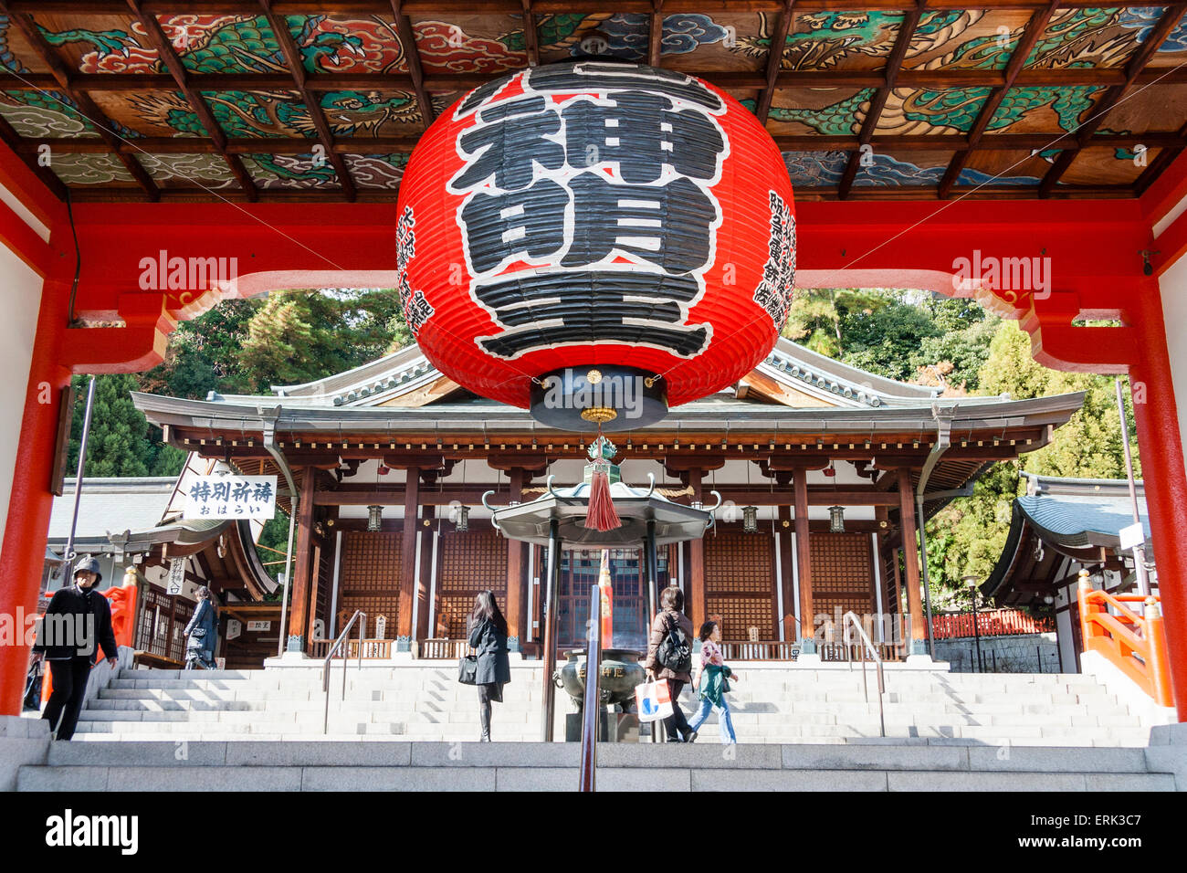 Il Tempio di mondo Yakujin in Giappone. Un grande chochin, lanterna di carta appesa sull'ingresso e soffitto ornato, con il salone principale sullo sfondo Foto Stock