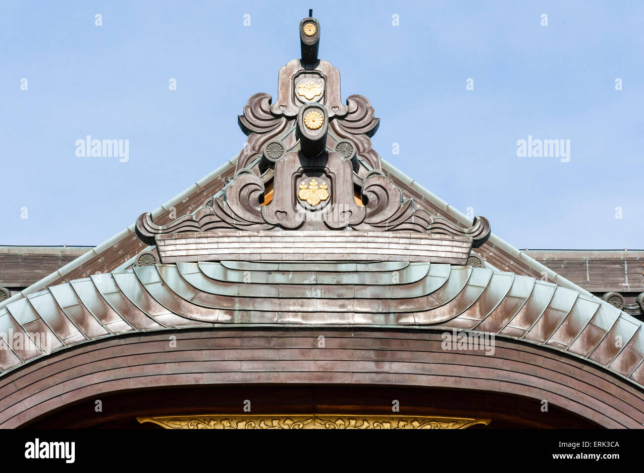 Giappone, Nishinomiya, il Tempio di mondo Yakujin. Dettagli tetto della Haiden, sala principale, con elementi tipici di architettura tetto santuario, onigawara ecc Foto Stock