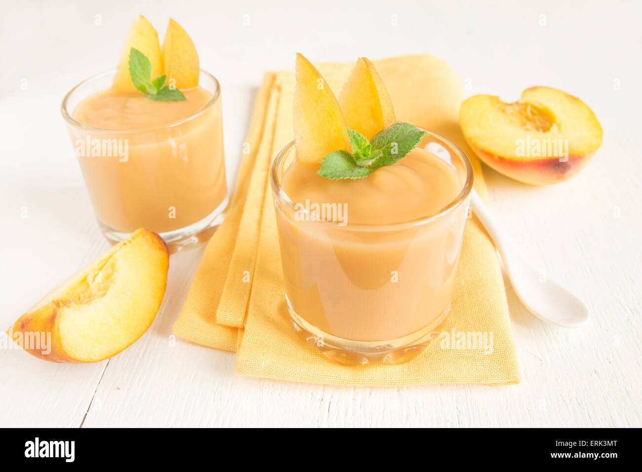 Frullato di pesche dessert con menta su igienico, vista dall'alto Foto Stock