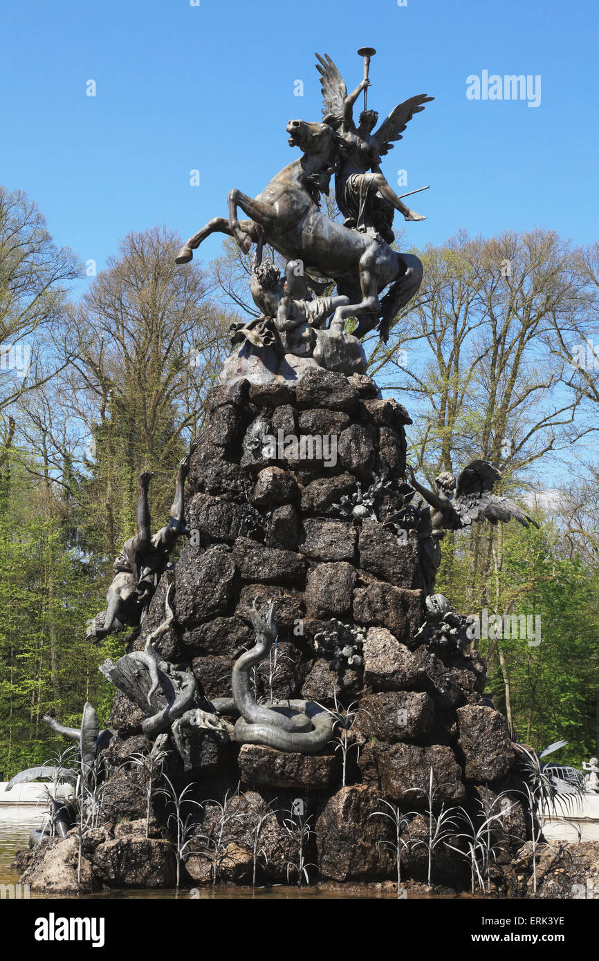 Una statua con un angelo, cavallo e vari altri animali; Die Herreninsel im Chiemsee, Bayern, Germania Foto Stock