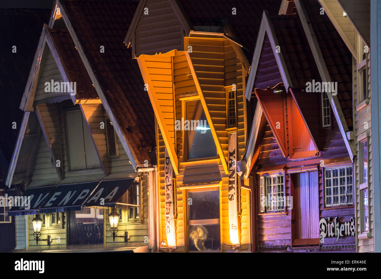 Area storica di Stavanger, vecchie case con travi di legno a porto, la mezza età magazzini, Stavanger, Rogaland, Norvegia Foto Stock